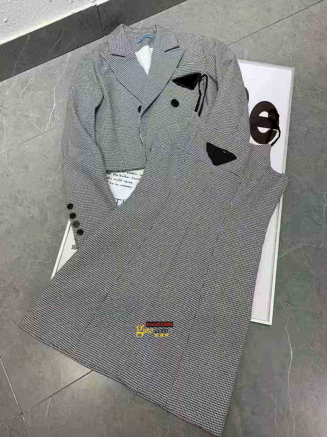 23s women' Tracksuits Jackets with Dress sets embroidery outwears for lady track suit fashion high-quality coats long sleeves two-piece set, Gray
23s women' Tracksuits Jackets with Dress sets embroidery outwears for lady track suit fashion high-quality coats long sleeves two-piece set, Gray