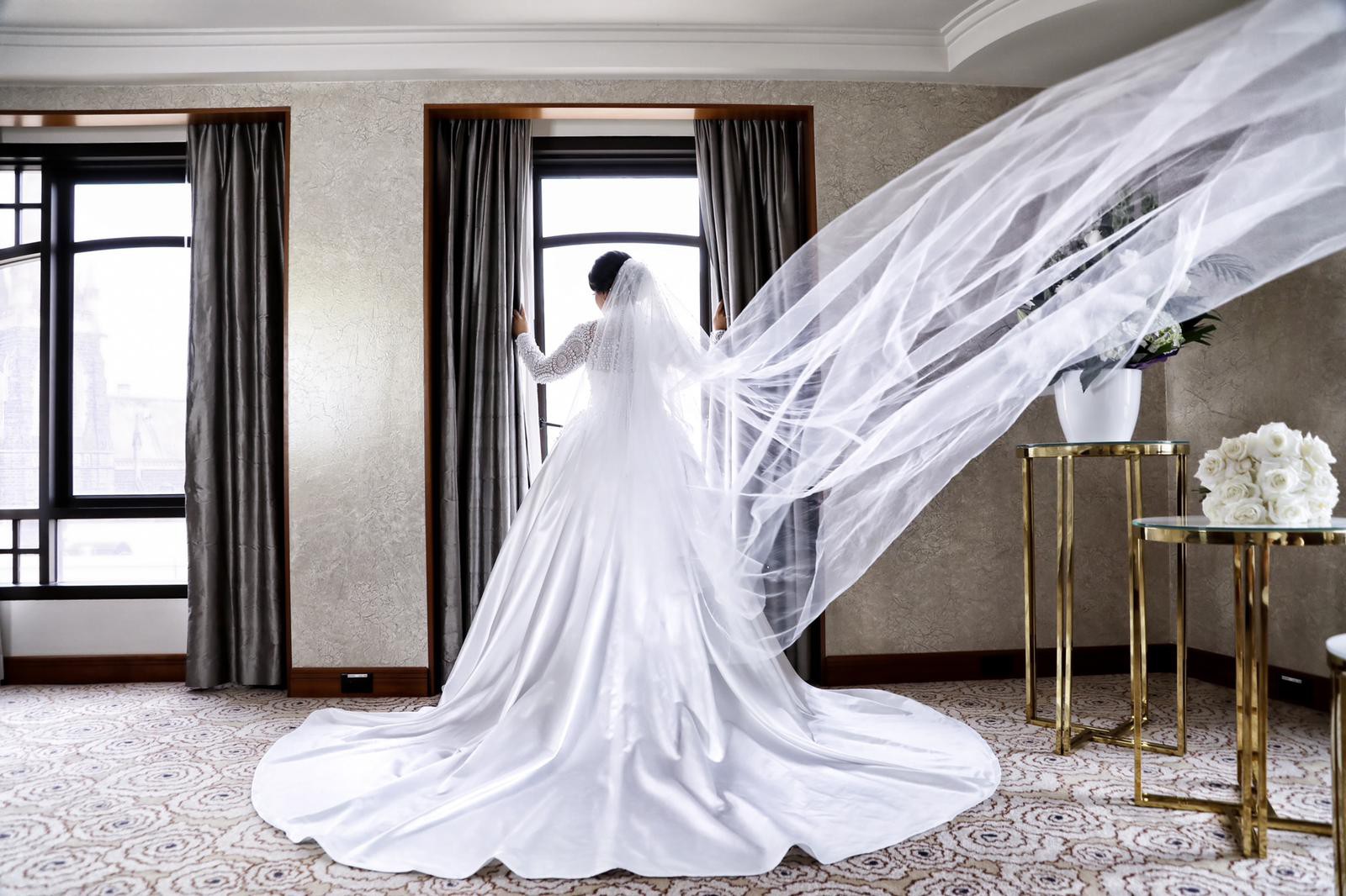 Luxury Pearls Beaded Dubai Wedding Gowns High Neck Long Sleeves White Satin Bridal Dresses Detachable Train Custom Made 2023 Bride Mermaid Robe De Mar