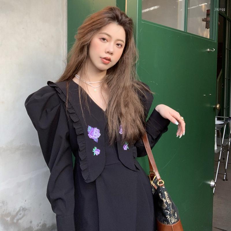 Casual Dresses WDMSNA Korean Autumn Loose Black Dress For Women 2022 Ruffle Embroidery Floral Robe Femme V-neck Puff Sleeve Long Vestidos
Casual Dresses WDMSNA Korean Autumn Loose Black Dress For Women 2022 Ruffle Embroidery Floral Robe Femme V-neck Puff Sleeve Long Vestidos