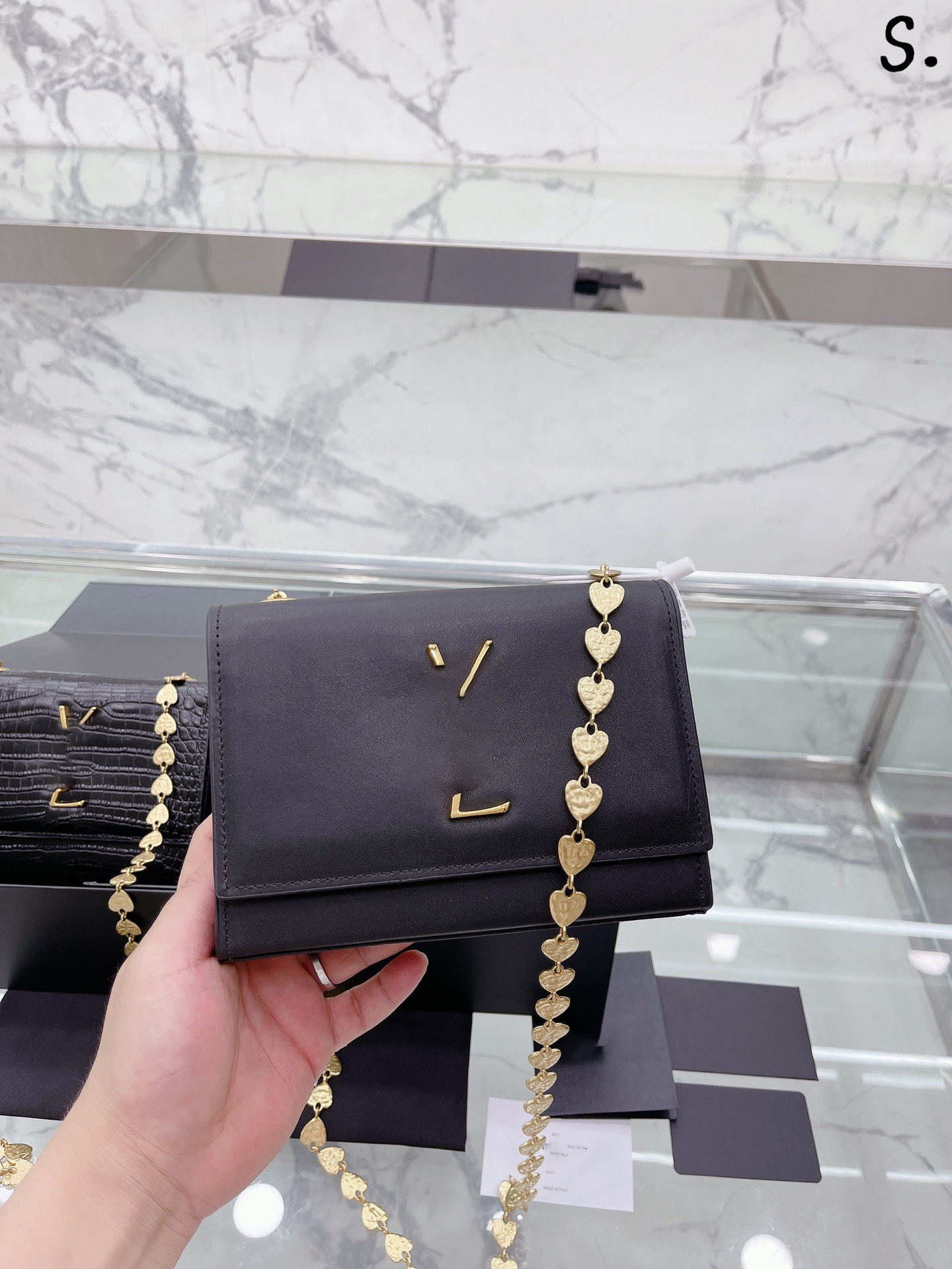 Luxury tote purses Brand handbag message bags Shoulder bag Genuine Leather Cluth Crossbody 5A Quality Cattlehide Monograms Gold Chain Mini 20CM Vintage Lady, Box
Luxury tote purses Brand handbag message bags Shoulder bag Genuine Leather Cluth Crossbody 5A Quality Cattlehide Monograms Gold Chain Mini 20CM Vintage Lady, Box