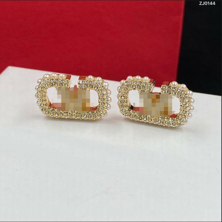 Gold personalized women's earrings hoop full diamonds V letter Sign simple circle earring stud fashion exaggerated earrings Designer Jewelry 013
Gold personalized women's earrings hoop full diamonds V letter Sign simple circle earring stud fashion exaggerated earrings Designer Jewelry 013