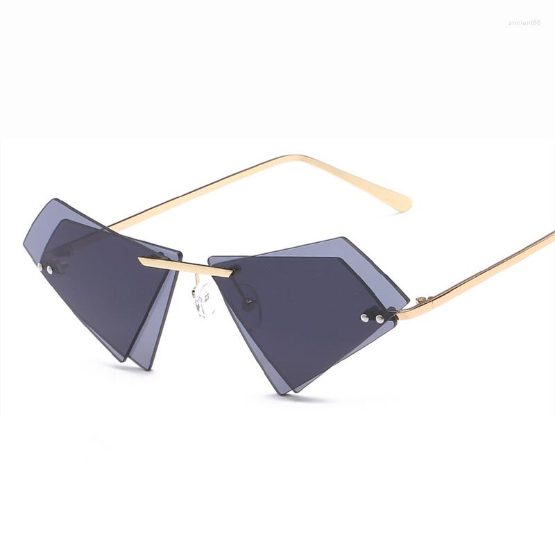 Sunglasses Fashion European American Selling Men Women Trend Double Triangle Ocean Film Decorate Tourism Glasses
Sunglasses Fashion European American Selling Men Women Trend Double Triangle Ocean Film Decorate Tourism Glasses