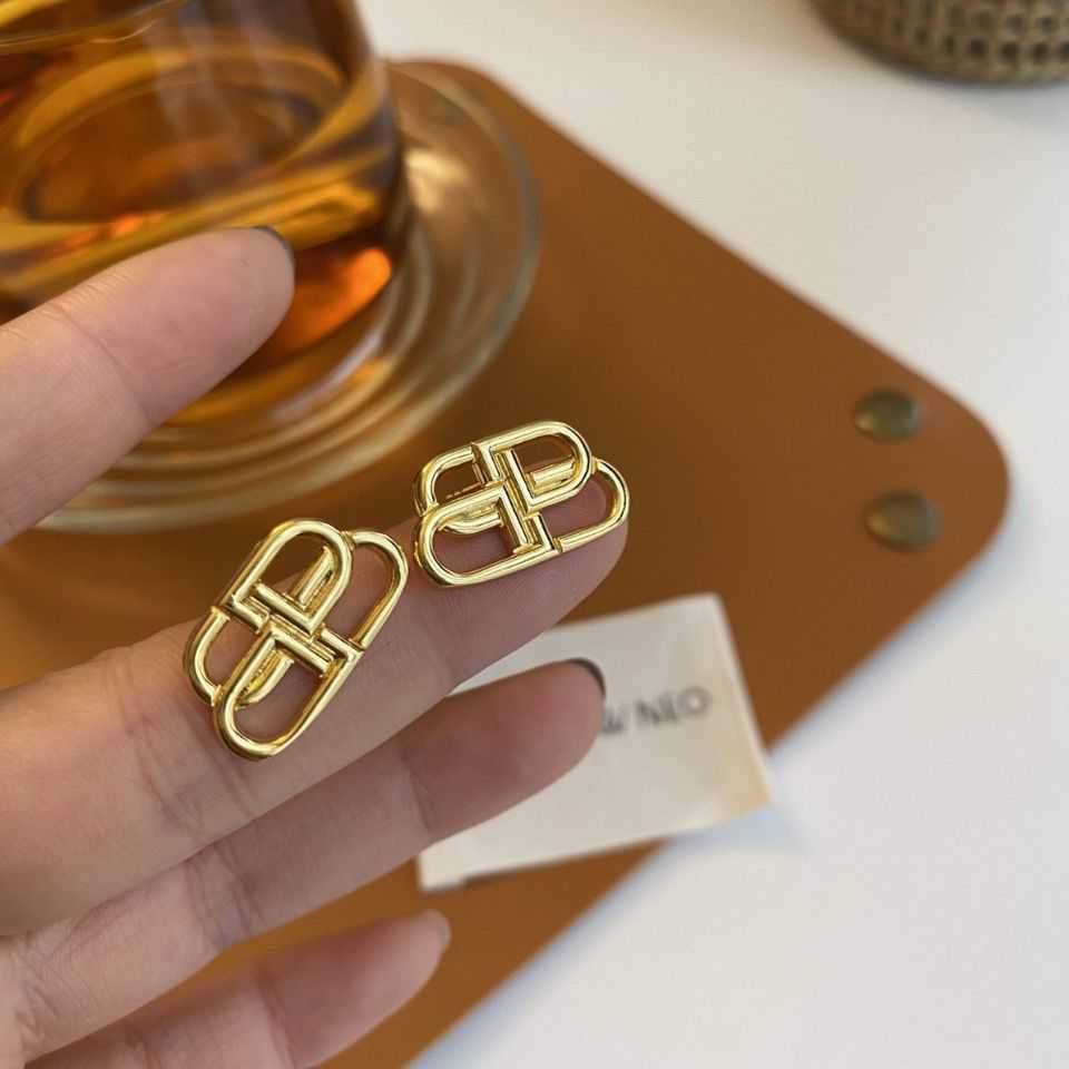 Designer Earrings Jewellery Luxury BB Paris Double Letter Gold Silver Two Color Classic Commuter Earrings Female B01
Designer Earrings Jewellery Luxury BB Paris Double Letter Gold Silver Two Color Classic Commuter Earrings Female B01