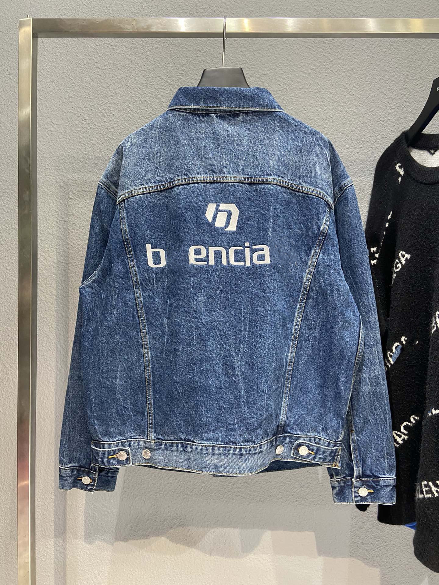 Men's Jackets Correct INS couple's men's and women's brick counter denim jacket with logo embroidered on the back, Denim blue
Men's Jackets Correct INS couple's men's and women's brick counter denim jacket with logo embroidered on the back, Denim blue