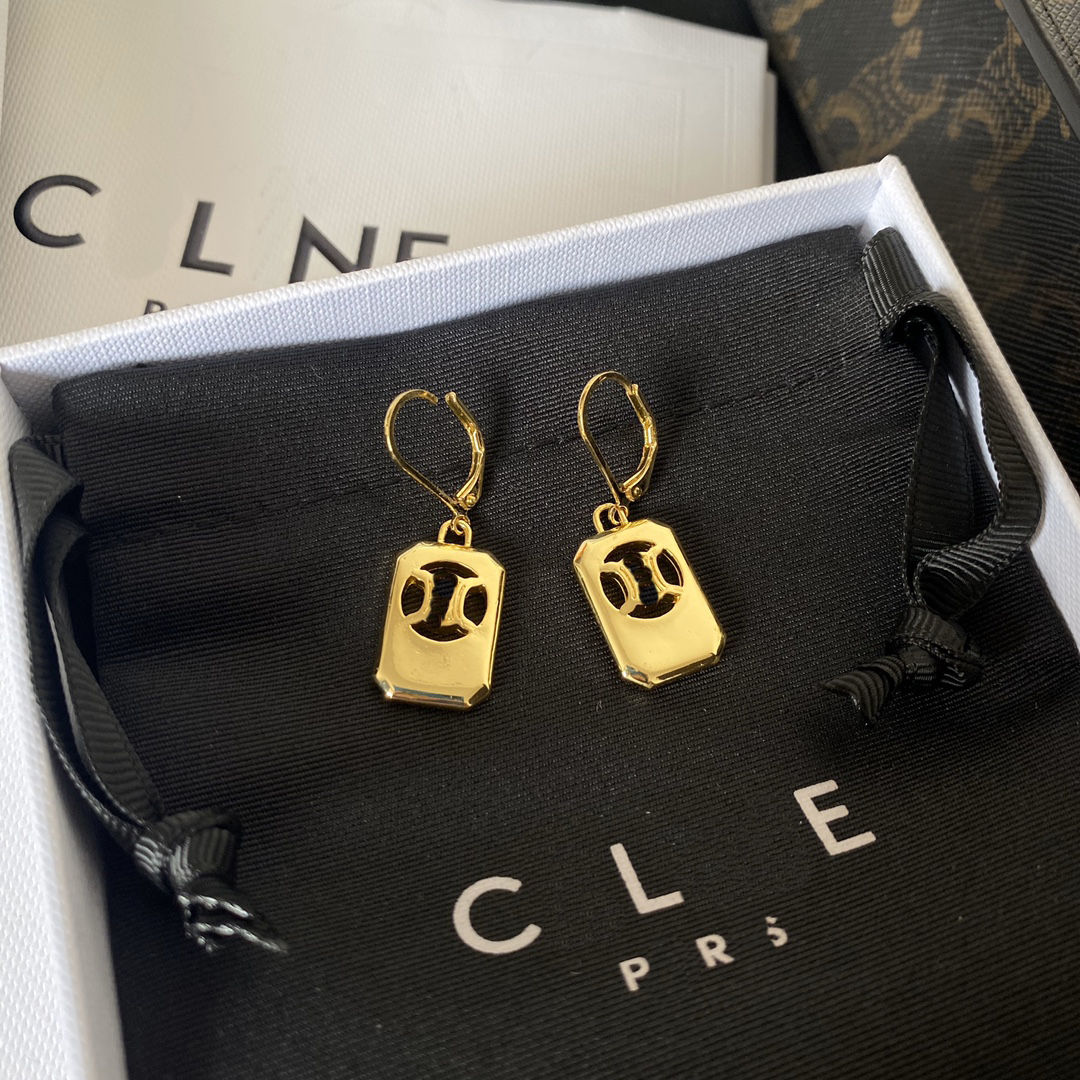 Selected high-end design earrings Charm delicate earrings Fashion couple popular travel style Classic high-grade jewelry brand Gold plated never fade
Selected high-end design earrings Charm delicate earrings Fashion couple popular travel style Classic high-grade jewelry brand Gold plated never fade