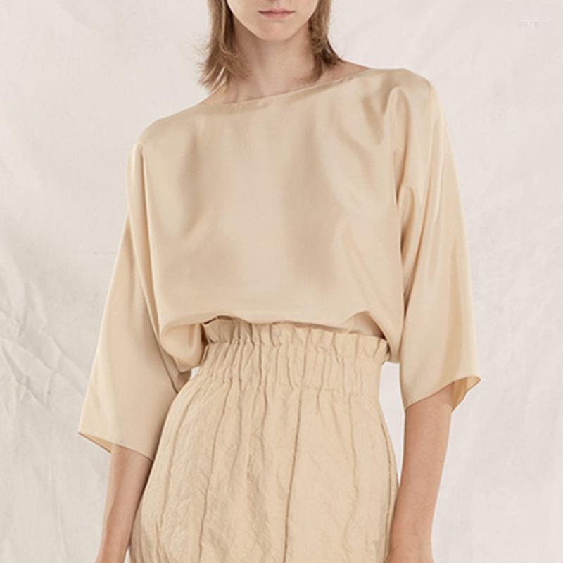 Women's T Shirts Women's Glossy Mulberry Silk Shirt Tops Simple Casual Slit Irregular Hem Slash Neck Chemise Female Fashion Blouses
Women's T Shirts Women's Glossy Mulberry Silk Shirt Tops Simple Casual Slit Irregular Hem Slash Neck Chemise Female Fashion Blouses