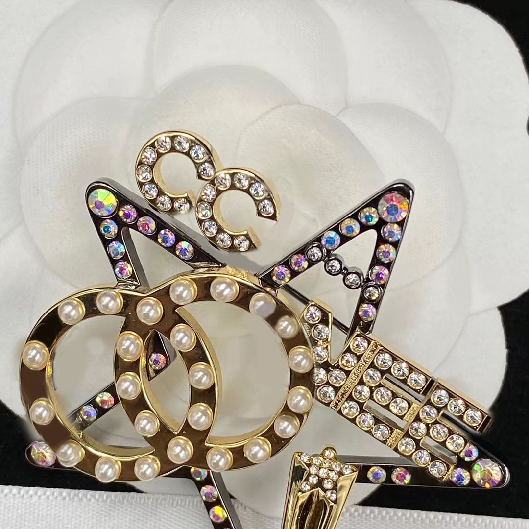 2022 New Brooches Fashion Luxury Brand Designer Diamond Pearl Star Pins Wedding Party Valentine's Day Gift Jewelry Belt Box With Stamp
2022 New Brooches Fashion Luxury Brand Designer Diamond Pearl Star Pins Wedding Party Valentine's Day Gift Jewelry Belt Box With Stamp