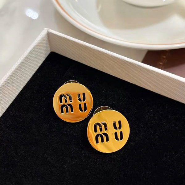 High end designer earrings Charm precious classic gifts European and American fashion earrings Delicate luxury gold plated size 2 Never fade quality
High end designer earrings Charm precious classic gifts European and American fashion earrings Delicate luxury gold plated size 2 Never fade quality