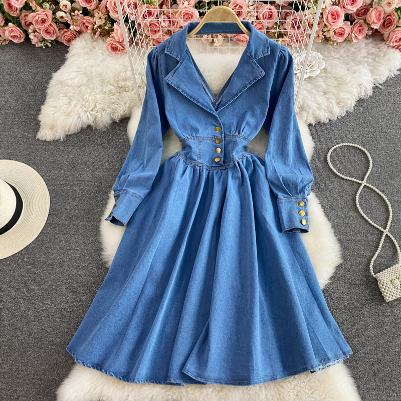 Temperament lapel long sleeved backless denim dress New style waist closing mid length a-line skirt, Blue
Temperament lapel long sleeved backless denim dress New style waist closing mid length a-line skirt, Blue