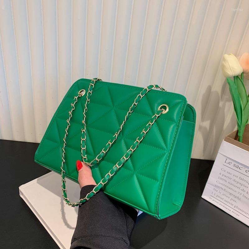 Evening Bags Lingge Indentation Large Capacity Women's Bag 2022 Korean Leisure Chain Messenger Foreign Style One Shoulder Tote Bagag, Black
Evening Bags Lingge Indentation Large Capacity Women's Bag 2022 Korean Leisure Chain Messenger Foreign Style One Shoulder Tote Bagag, Black