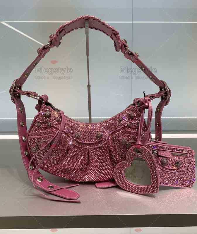 Bags Designer Womens Balencigaes Fashion Cagole Diamond Moon Messenger Ladys Exclusive Classic Locomotive High Grade Handbags, Pink full drill xs limited
Bags Designer Womens Balencigaes Fashion Cagole Diamond Moon Messenger Ladys Exclusive Classic Locomotive High Grade Handbags, Pink full drill xs limited