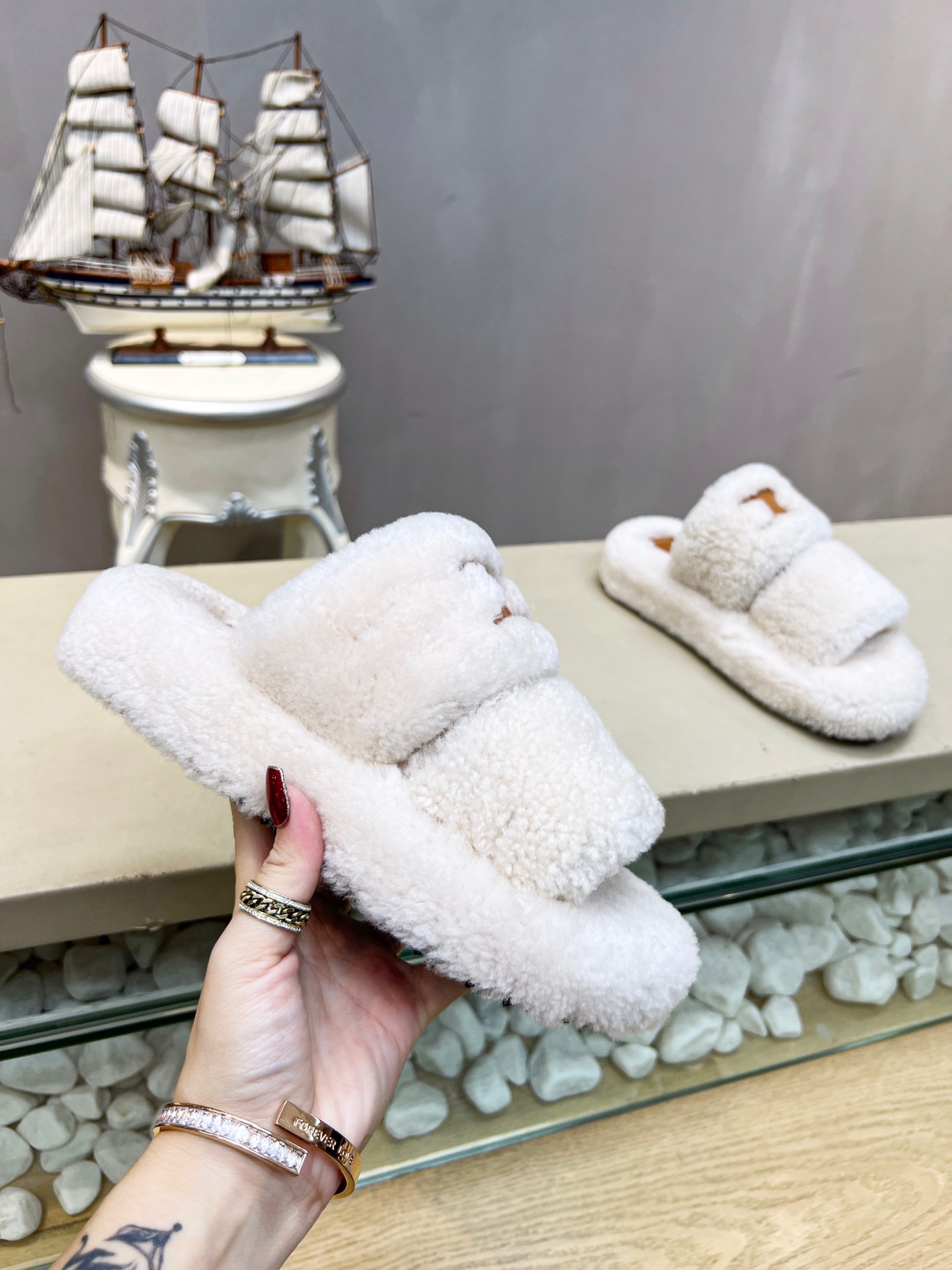 Slippers Designer Mens Womens Sandals Desert Sand Bone Resin Earth Brown Core Beige Triple White Black Slipper Sandal Trianers Runners 1021, 02
Slippers Designer Mens Womens Sandals Desert Sand Bone Resin Earth Brown Core Beige Triple White Black Slipper Sandal Trianers Runners 1021, 02