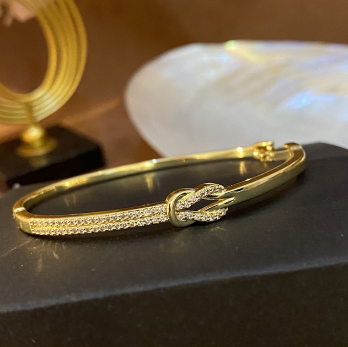 Designer women's high quality diamond bracelet super light luxury high sense fashion bracelet jewelry gift
Designer women's high quality diamond bracelet super light luxury high sense fashion bracelet jewelry gift