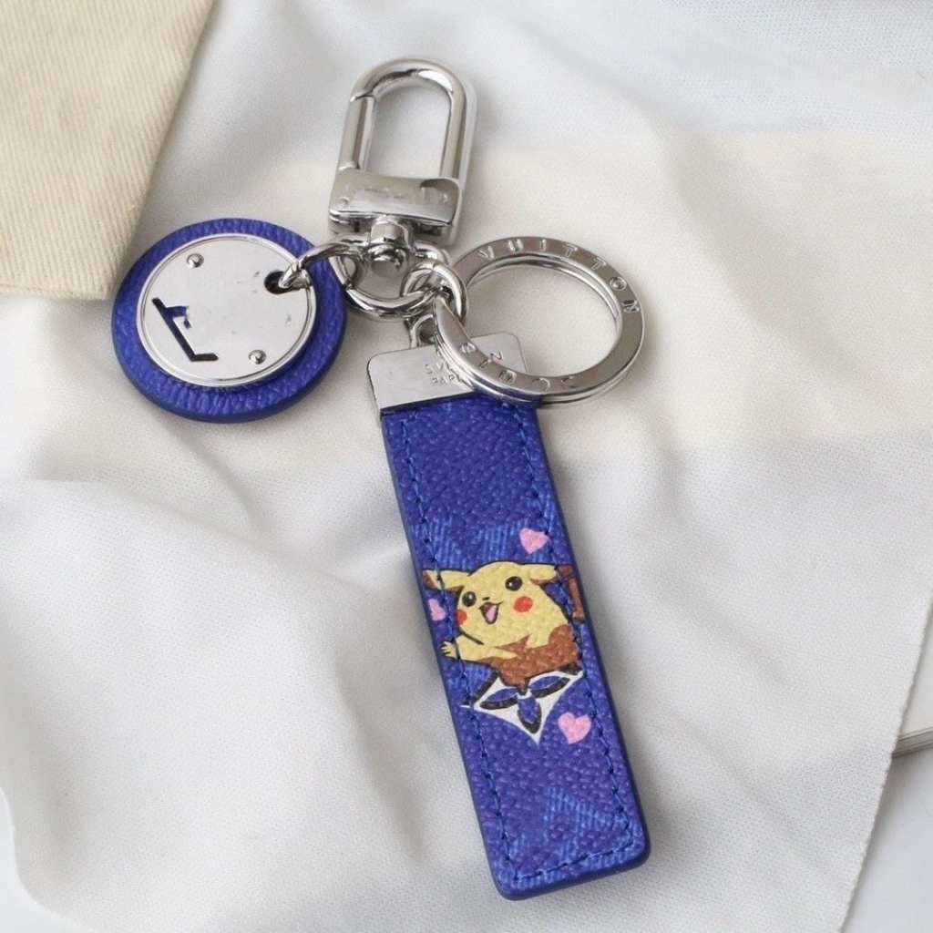 Famous Designer Letter Key Wallet Classic Brand Animal Graffiti Men's Car Keychain Luxury Design Women's Metal Round Card Hollow Out Keyring Bag Pendants Holiday Gift
Famous Designer Letter Key Wallet Classic Brand Animal Graffiti Men's Car Keychain Luxury Design Women's Metal Round Card Hollow Out Keyring Bag Pendants Holiday Gift
