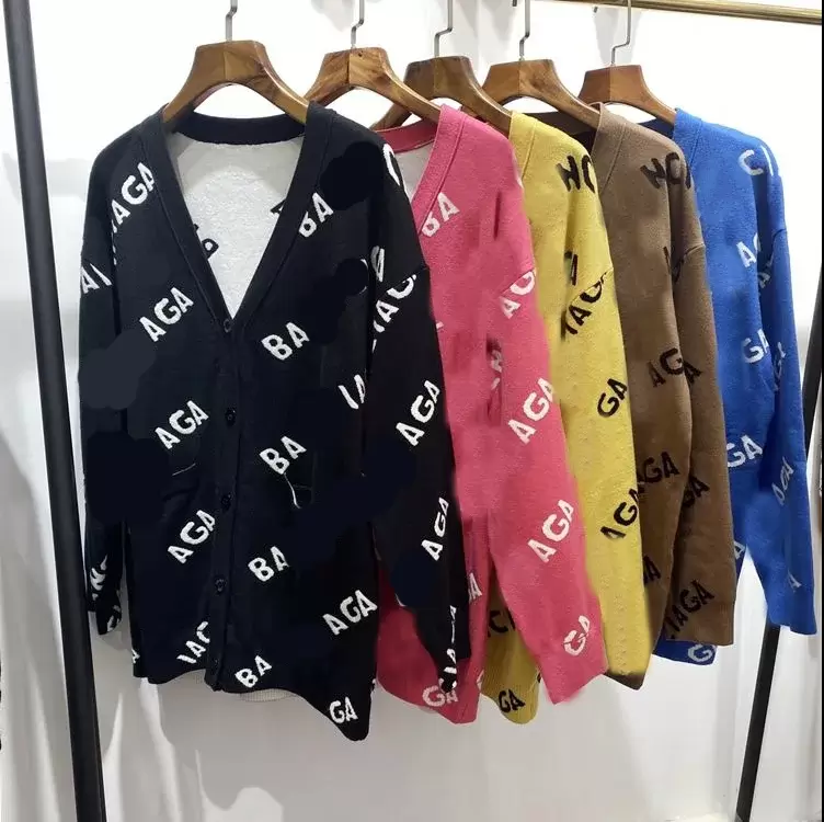 Designer Parisian Mens Sweaters Bb Cardigan Classic Cola Wave Letter Full Print Knitted Sweater Ba Women Pullover Top Dress Balence V-Neck
Designer Parisian Mens Sweaters Bb Cardigan Classic Cola Wave Letter Full Print Knitted Sweater Ba Women Pullover Top Dress Balence V-Neck