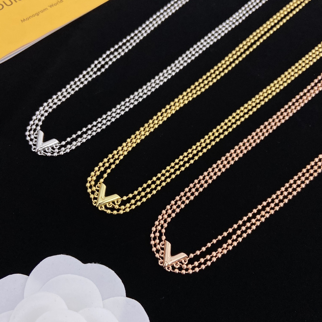 Designer Three Storeys Bradde Chain Necklace Charm Gold Love V Necklace Women Luxury Fashion Pendants Titanium Lovers Jewelry Heart No Box
Designer Three Storeys Bradde Chain Necklace Charm Gold Love V Necklace Women Luxury Fashion Pendants Titanium Lovers Jewelry Heart No Box