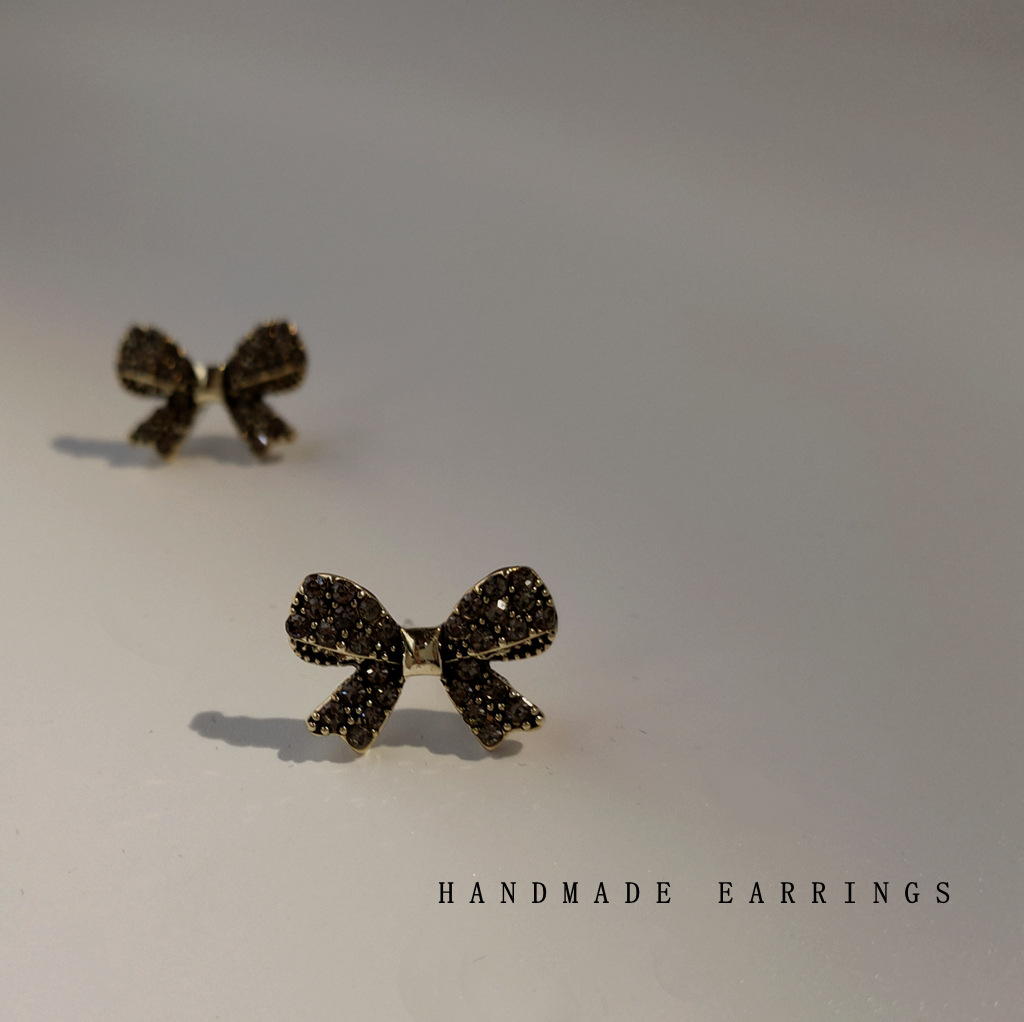 Butterflies full of diamonds earrings Charm tender Baroque shaped freshwater full pearl 925 silver needle handmade design matte temperament vintage
Butterflies full of diamonds earrings Charm tender Baroque shaped freshwater full pearl 925 silver needle handmade design matte temperament vintage