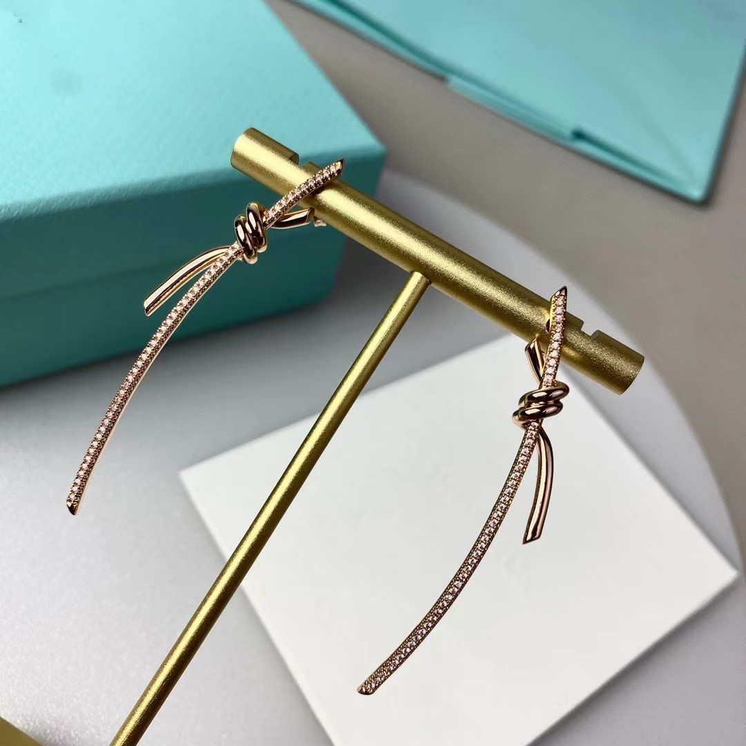 Vintage Knot Charm Earrings Designer 18K Gold Plated Zircon Engraved Butterfly Bow Knot Long T Shape For Women Jewelry With Box
Vintage Knot Charm Earrings Designer 18K Gold Plated Zircon Engraved Butterfly Bow Knot Long T Shape For Women Jewelry With Box