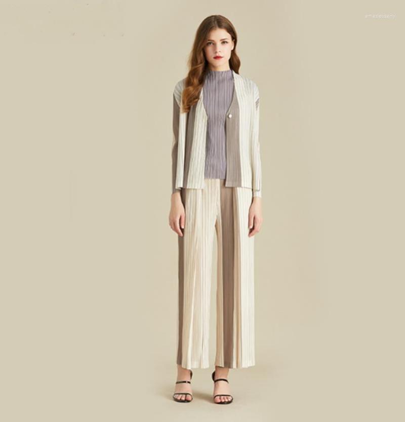 Women's Two Piece Pants Miyake Folds Fashion Temperament Stripes Slim Two-piece Contrast Color Cardigan Nine Points Wide Leg Suit, Beige
Women's Two Piece Pants Miyake Folds Fashion Temperament Stripes Slim Two-piece Contrast Color Cardigan Nine Points Wide Leg Suit, Beige