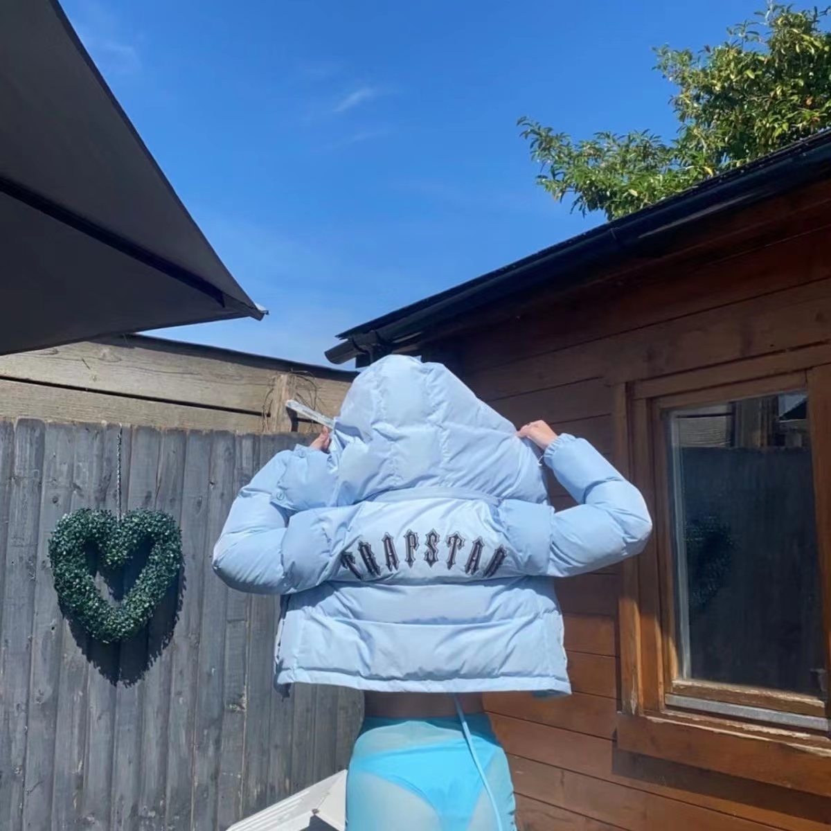 Trapstar Ladies Down Jacket Short style Sky blue Gradient Embroidery mini drill uk dri Parka outdoor warm down winter windbreak jackets hoodie extra heavy overcoat
Trapstar Ladies Down Jacket Short style Sky blue Gradient Embroidery mini drill uk dri Parka outdoor warm down winter windbreak jackets hoodie extra heavy overcoat