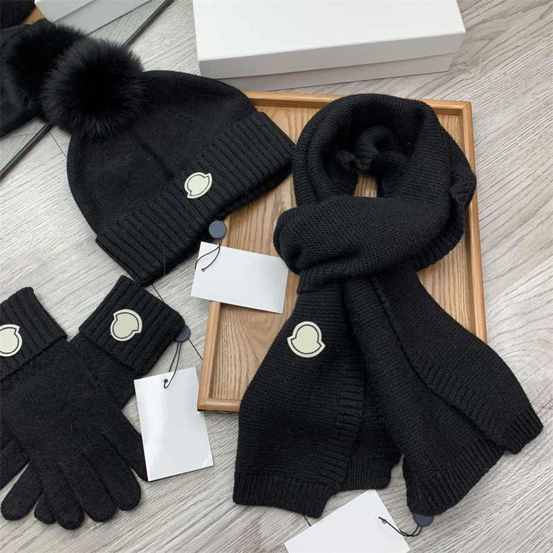 Winter Wool Warm Scarves Hats Gloves Sets Luxury Fashion Leisure Scarfs For Mens Womens Designer Brand Classic Letters Hat Cap Glove
Winter Wool Warm Scarves Hats Gloves Sets Luxury Fashion Leisure Scarfs For Mens Womens Designer Brand Classic Letters Hat Cap Glove