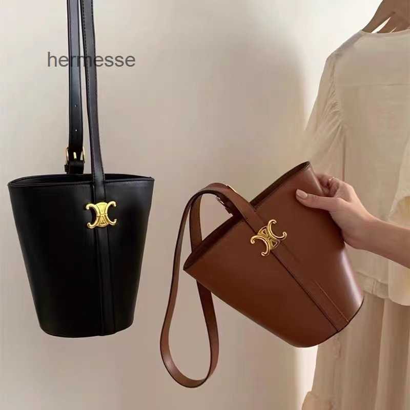 Designer Evening Bags Autumn and winter 2022 new triumphal arch bucket shoulder women's single shoulder handbag hand-held Crossbody, Black
Designer Evening Bags Autumn and winter 2022 new triumphal arch bucket shoulder women's single shoulder handbag hand-held Crossbody, Black