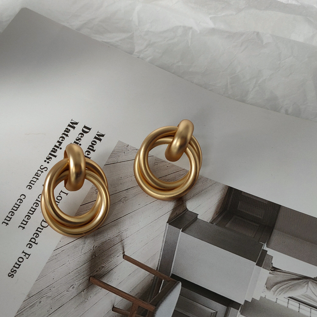 Matte S925 Silver Needle earrings Charm tender Baroque shaped freshwater full pearl 925 silver needle handmade design matte temperament vintage
Matte S925 Silver Needle earrings Charm tender Baroque shaped freshwater full pearl 925 silver needle handmade design matte temperament vintage