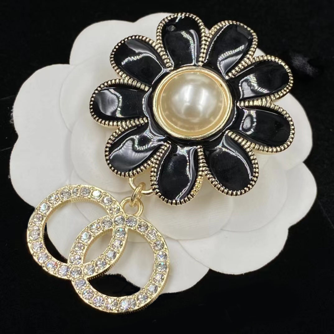 2022 New Style Brooch Fashion Luxury Brand Designer Diamond Pearl Bright Black Sunflower Classic Wild Pin Wedding Party Valentine's Day Gift Jewelry With Box
2022 New Style Brooch Fashion Luxury Brand Designer Diamond Pearl Bright Black Sunflower Classic Wild Pin Wedding Party Valentine's Day Gift Jewelry With Box