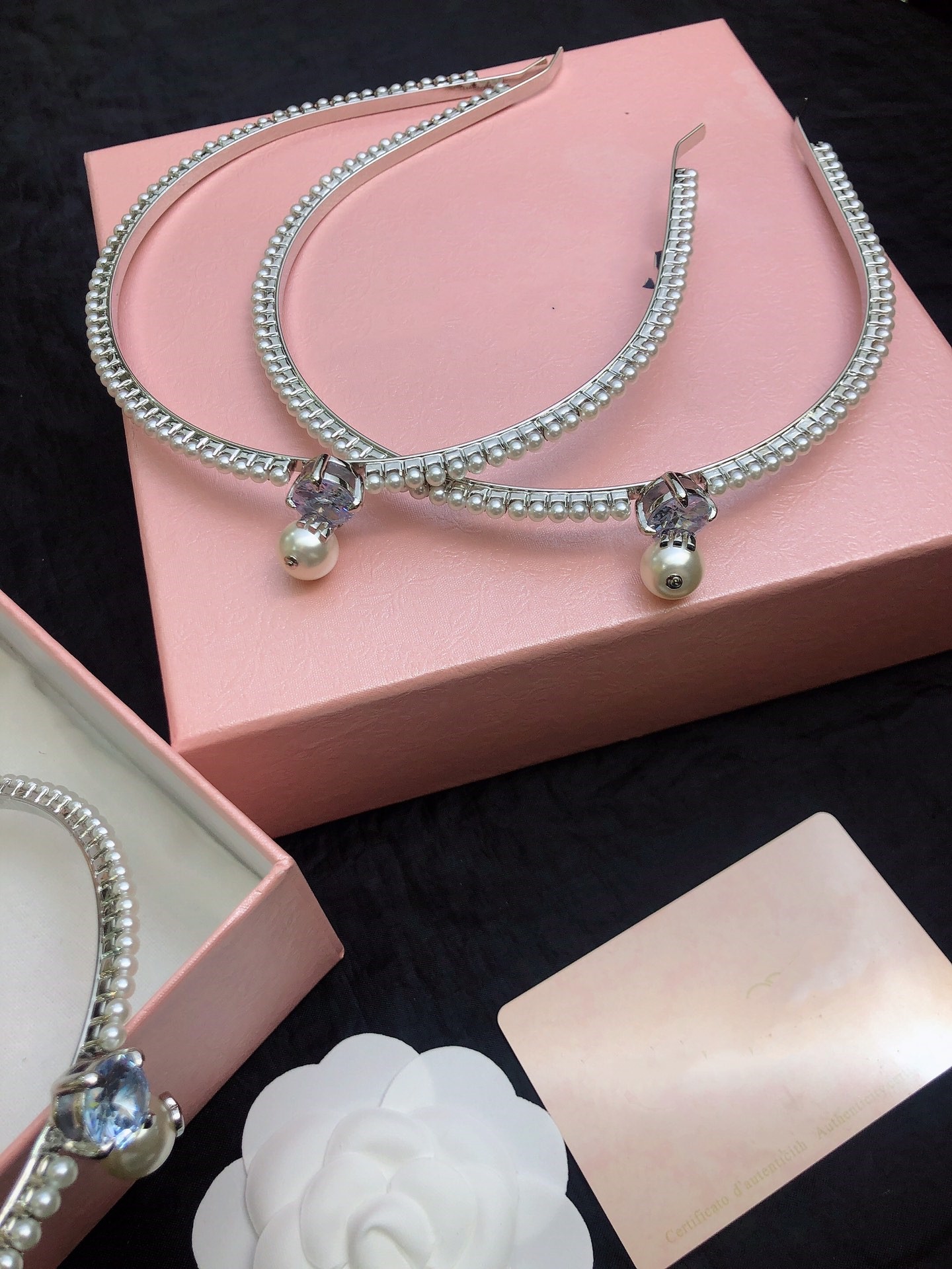 Designer Headbands Luxury Crystal Round White Pearl Shinning Cute Princess Hair Fashion Accessories Jewelry For Women With Box
Designer Headbands Luxury Crystal Round White Pearl Shinning Cute Princess Hair Fashion Accessories Jewelry For Women With Box