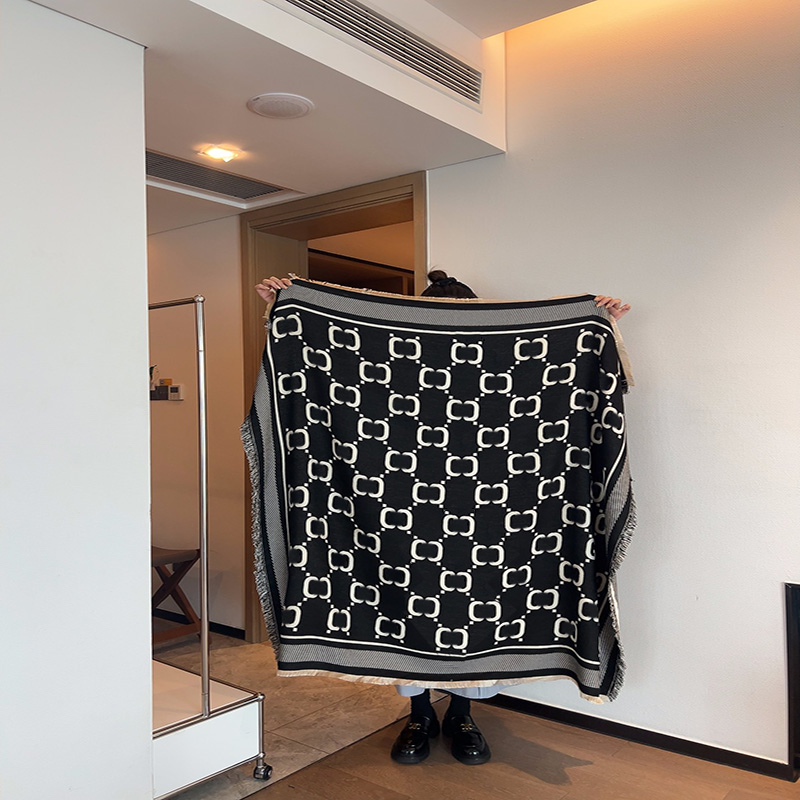 Designer Scarf Luxury Wraps Silk Pashmina Fashion Shawl Classical Letters Print 2 Colors Warm Cashmere Kerchief Scarves Size 140x140CM Top
Designer Scarf Luxury Wraps Silk Pashmina Fashion Shawl Classical Letters Print 2 Colors Warm Cashmere Kerchief Scarves Size 140x140CM Top