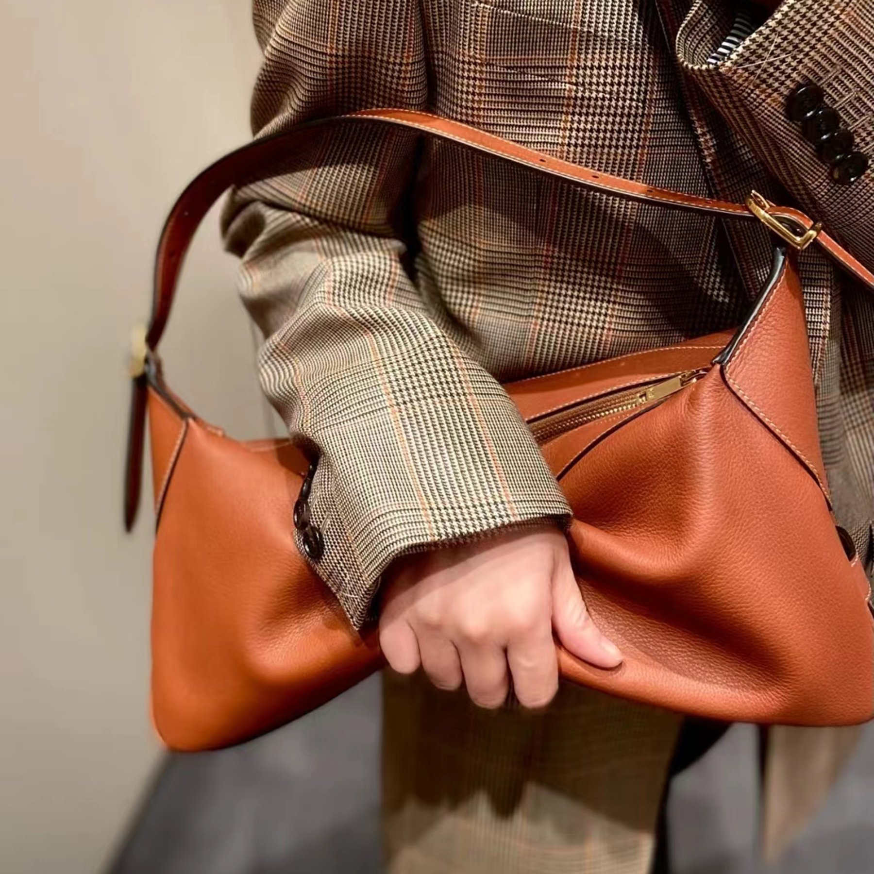 Medium Romy Bag In Supple Leather Designer One Main Compartment Handbag Zipped Closure Shoulder Bags Suede Leather Lining Women Luxury Underarm Purse, Tan
Medium Romy Bag In Supple Leather Designer One Main Compartment Handbag Zipped Closure Shoulder Bags Suede Leather Lining Women Luxury Underarm Purse, Tan