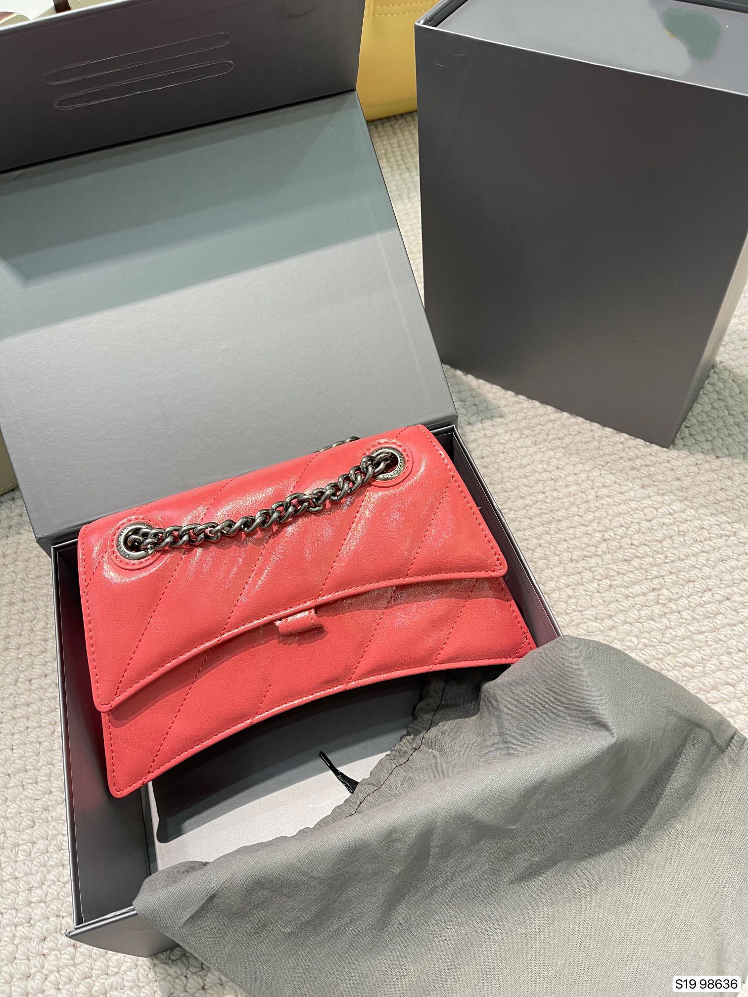 Red Luxury Designer Bags Chain Shoulder Bag Women Balencaigaity Crush Hourglass Pack with Folding Case, Custom
Red Luxury Designer Bags Chain Shoulder Bag Women Balencaigaity Crush Hourglass Pack with Folding Case, Custom