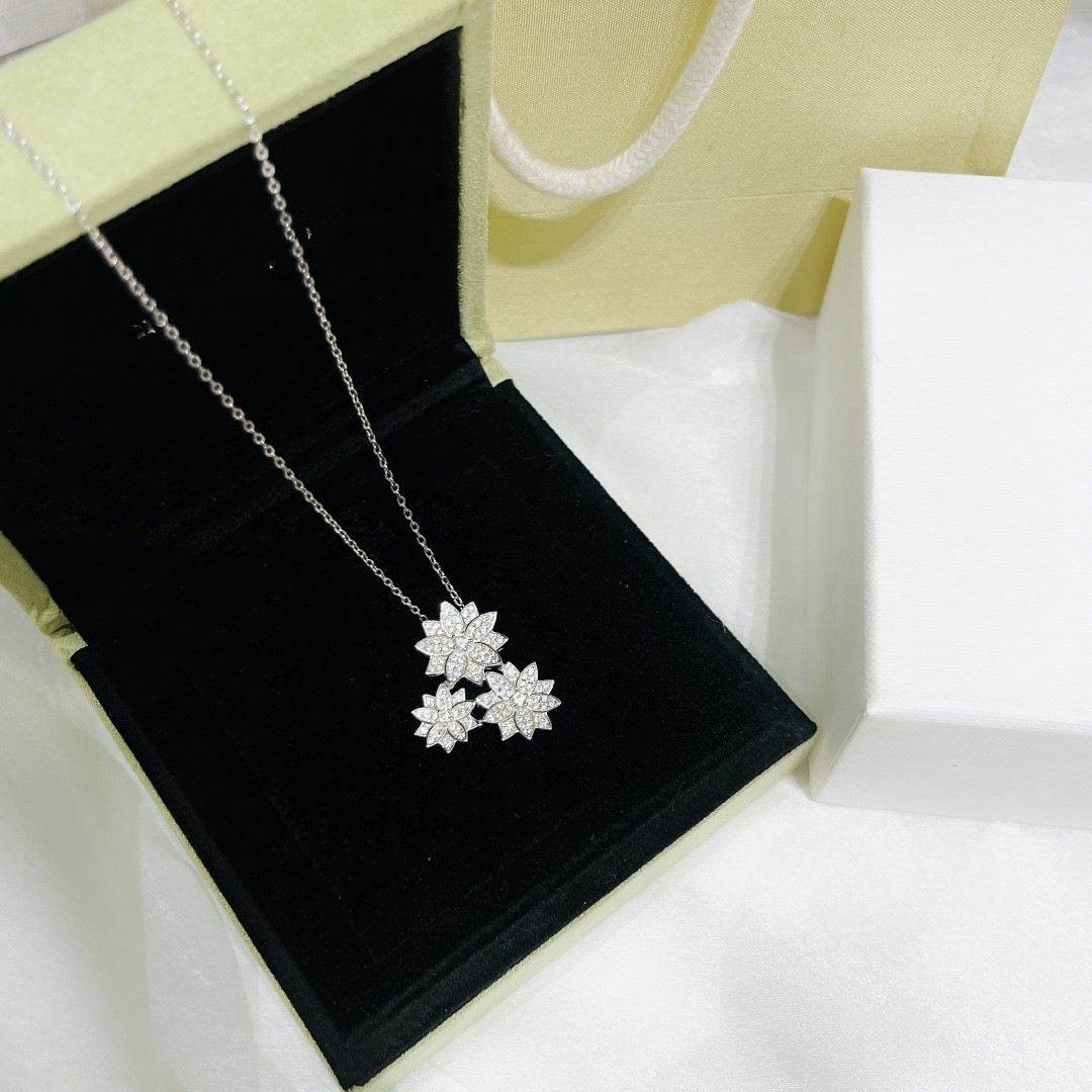 Vintage Designer Pendants Necklaces Lotus S925 Sterling Silver Full Crystal Three Flowers Charm Short Chain Choker For Women Jewelry With Box
Vintage Designer Pendants Necklaces Lotus S925 Sterling Silver Full Crystal Three Flowers Charm Short Chain Choker For Women Jewelry With Box