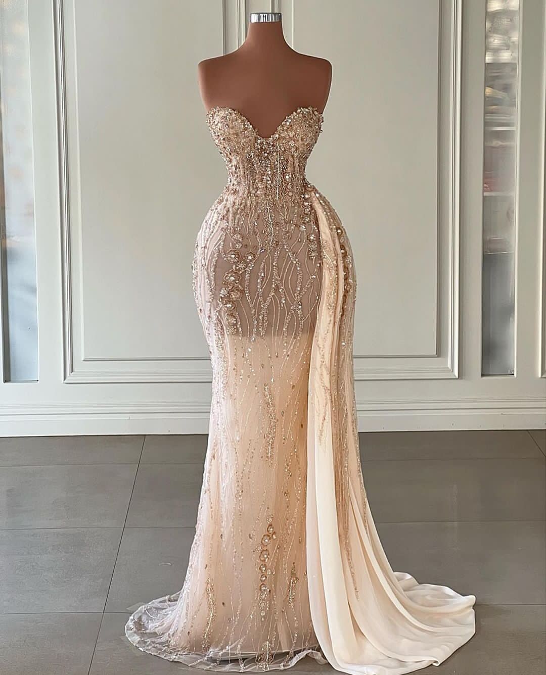 Chamapgne Prom Dresses Sleeveless Strapless V Neck Appliques Sequins Beaded High Waist 3d Lace Floor Length evening gown, Light purple
Chamapgne Prom Dresses Sleeveless Strapless V Neck Appliques Sequins Beaded High Waist 3d Lace Floor Length evening gown, Light purple