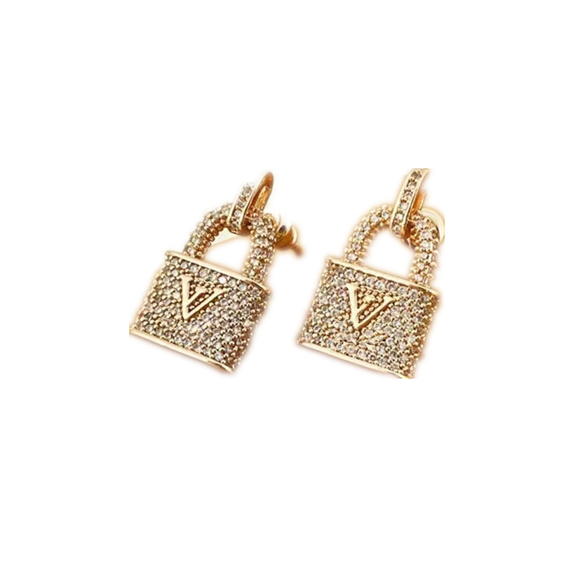 Lock full diamond bore Charm letter V earrings Titanium steel designer for women stud luxury jewlery love hoop gifts woman girl gold silver rose gold wholesale
Lock full diamond bore Charm letter V earrings Titanium steel designer for women stud luxury jewlery love hoop gifts woman girl gold silver rose gold wholesale