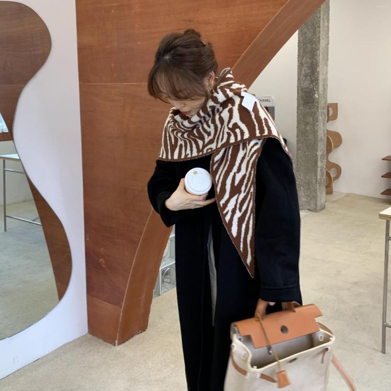 Scarves 2022 Female Knitted Triangle Scarf Shawl Women Striped Print Double-Sided Wraps
Scarves 2022 Female Knitted Triangle Scarf Shawl Women Striped Print Double-Sided Wraps
