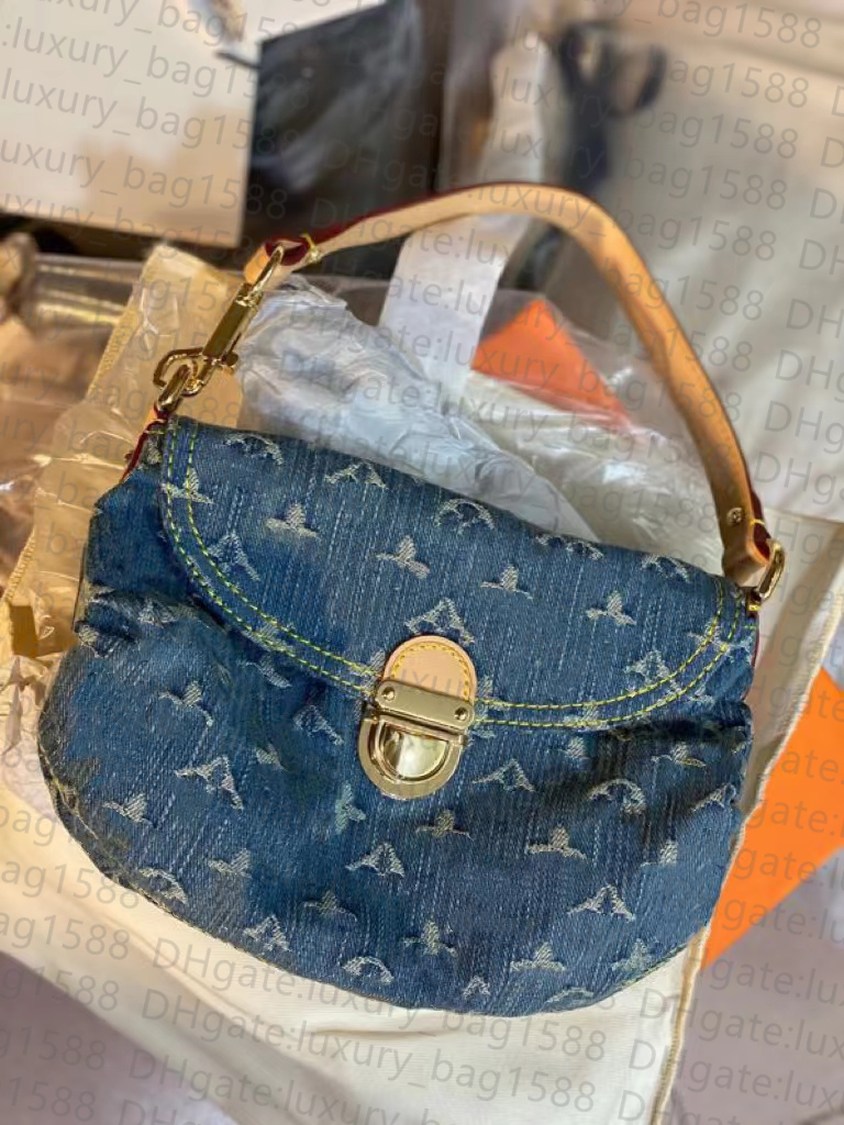 Fashionable women bag denim crossbody bag canvas leather post edge large metal logo design capacity fashion designer cross body bag, Blue
Fashionable women bag denim crossbody bag canvas leather post edge large metal logo design capacity fashion designer cross body bag, Blue