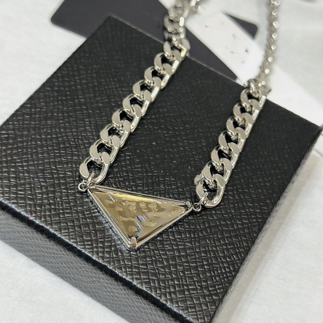 luxurys Pendant Necklaces Fashion for Man Woman 48cm Inverted triangle P designers Jewelry mens womens Highly Quality
luxurys Pendant Necklaces Fashion for Man Woman 48cm Inverted triangle P designers Jewelry mens womens Highly Quality