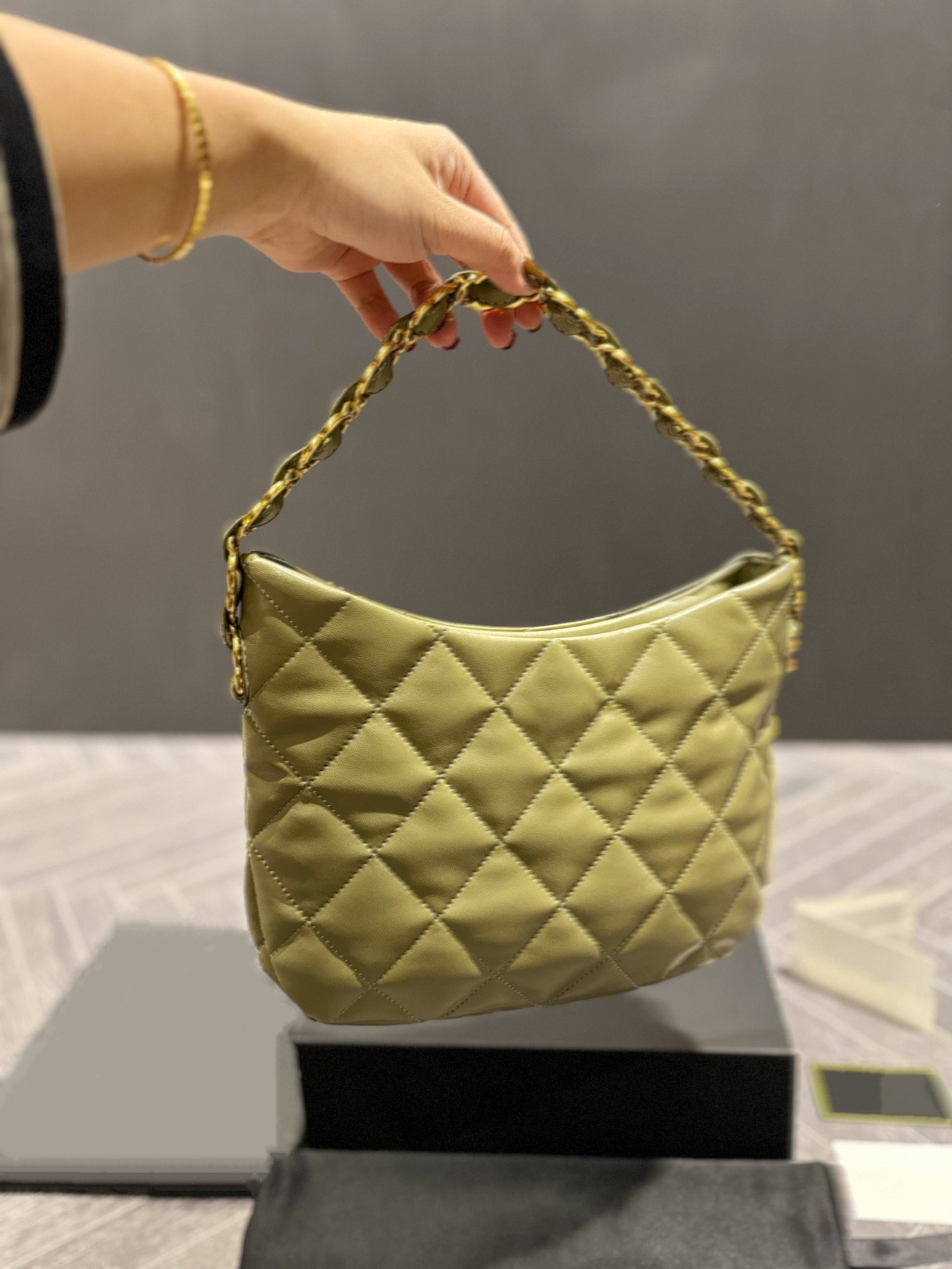 TZ 22k small hobo underarm bag Women's vintage CC bags Versatile sheepskin handbag Large Capacity Zipper Closure Shoulder Bag Thick chain handle handbags 22CM, White
TZ 22k small hobo underarm bag Women's vintage CC bags Versatile sheepskin handbag Large Capacity Zipper Closure Shoulder Bag Thick chain handle handbags 22CM, White