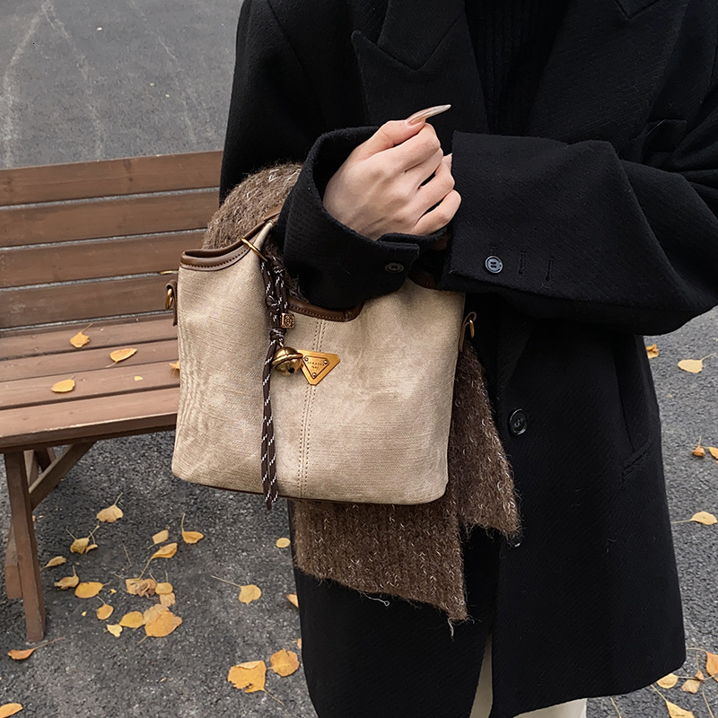 Trendy Korean Style Fashion Casual Soft Leather Dumpling Bag British Style Casual Oil Wax Leather Tote Bag
