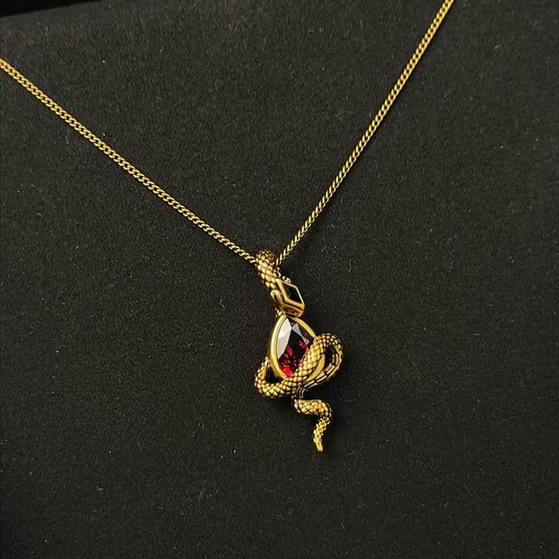 Luxury Brand Designer Jewelry Xiaohongshu Hot-Selling Ruby Black Gold Snake Staff Necklace 2024 New Retro Zodiac Snake-Shaped Exquisite Collarbone Cha