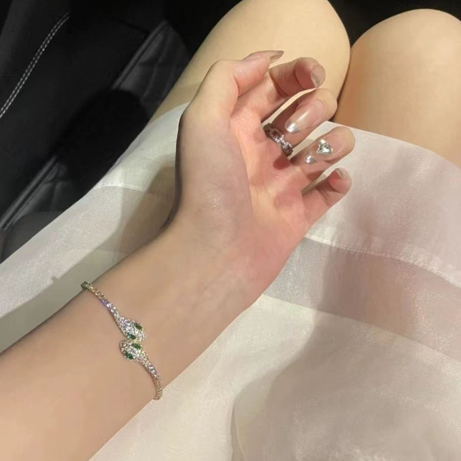 Luxury Brand Designer Jewelry New Green-Eyed Snake Light Luxury Bracelet Simple Exquisite Niche Style High-End Fashion Adjustable Bracelet For Women W