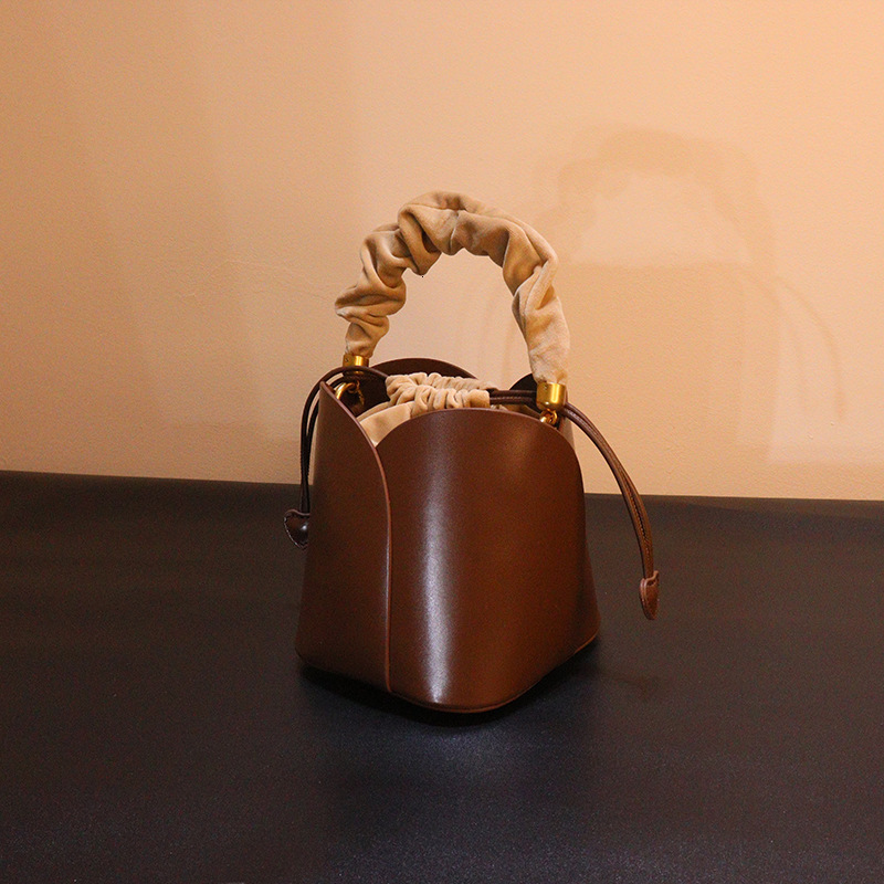 Womens Bag 2025 New Bucket Bag Niche Design Basket Bag Highend Petal Handbag Crossbody Bag 250829