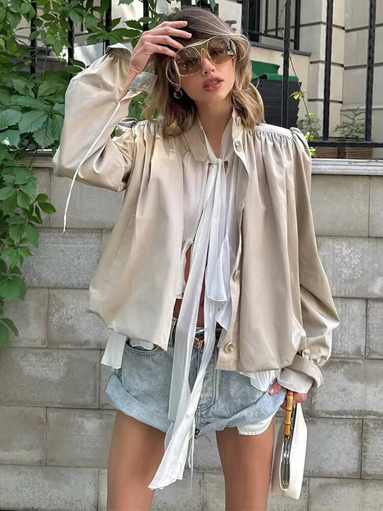 Women Pleated Padded Shoulder Button Jacket Lantern Sleeve Crop 2025 Trendy Versatile Trench Daily Retro-Chic Street Lady Coat dongdumaoyi