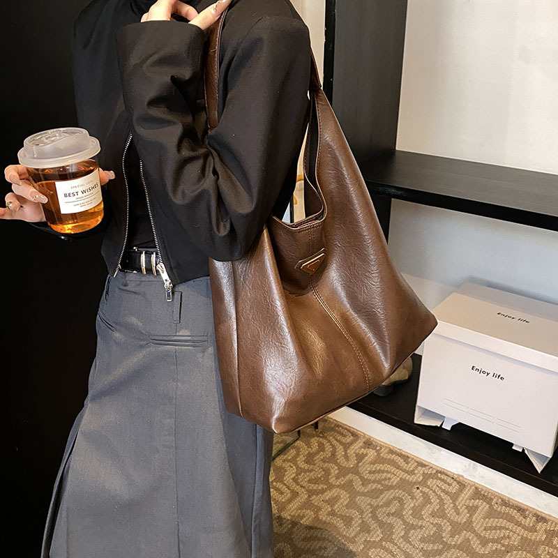 2025 New Vintage Spacious Underarm Tote Bag for Women, Autumn Winter Minimalist Bucket Shoulder Bag