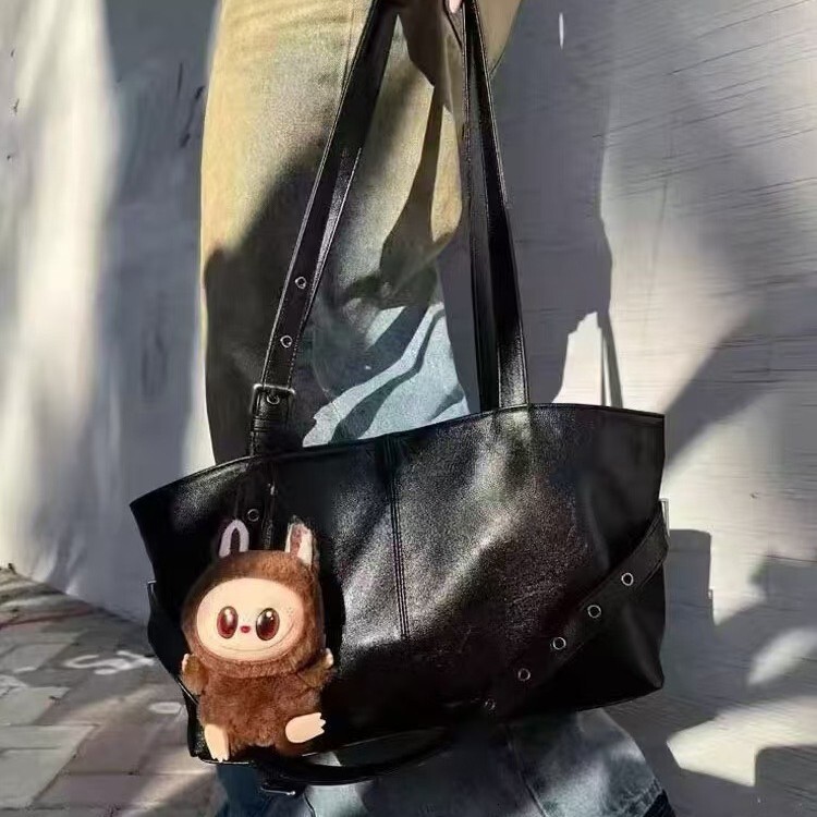 autumn new large capacity handbag niche design versatile Korean atmosphere style motorcycle commuting women s shoulder bag designer diagonal cross bag