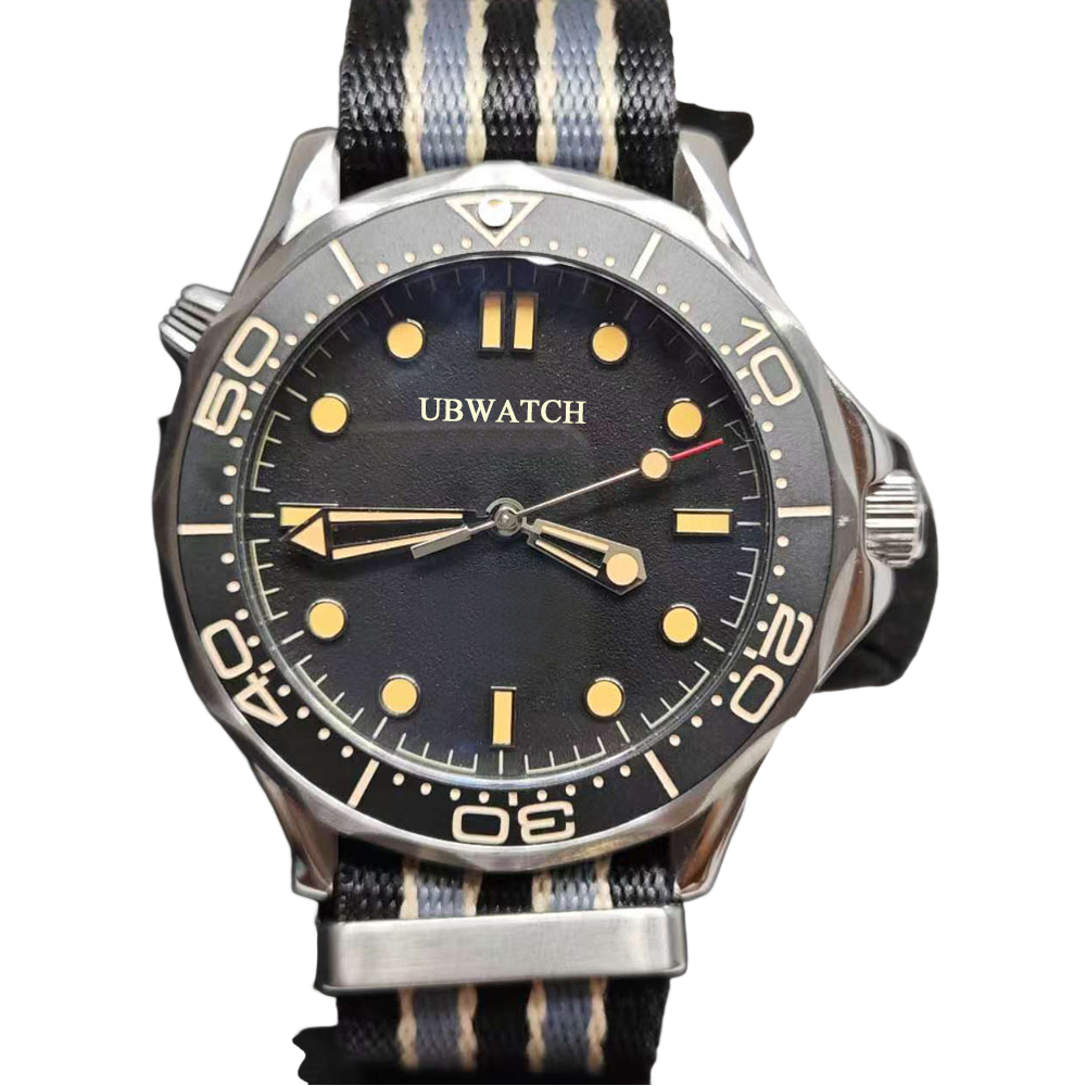 Automatic Movement Hardlex Glass Mens Watches 40MM Wristwatches With A Striped Fabric Strap