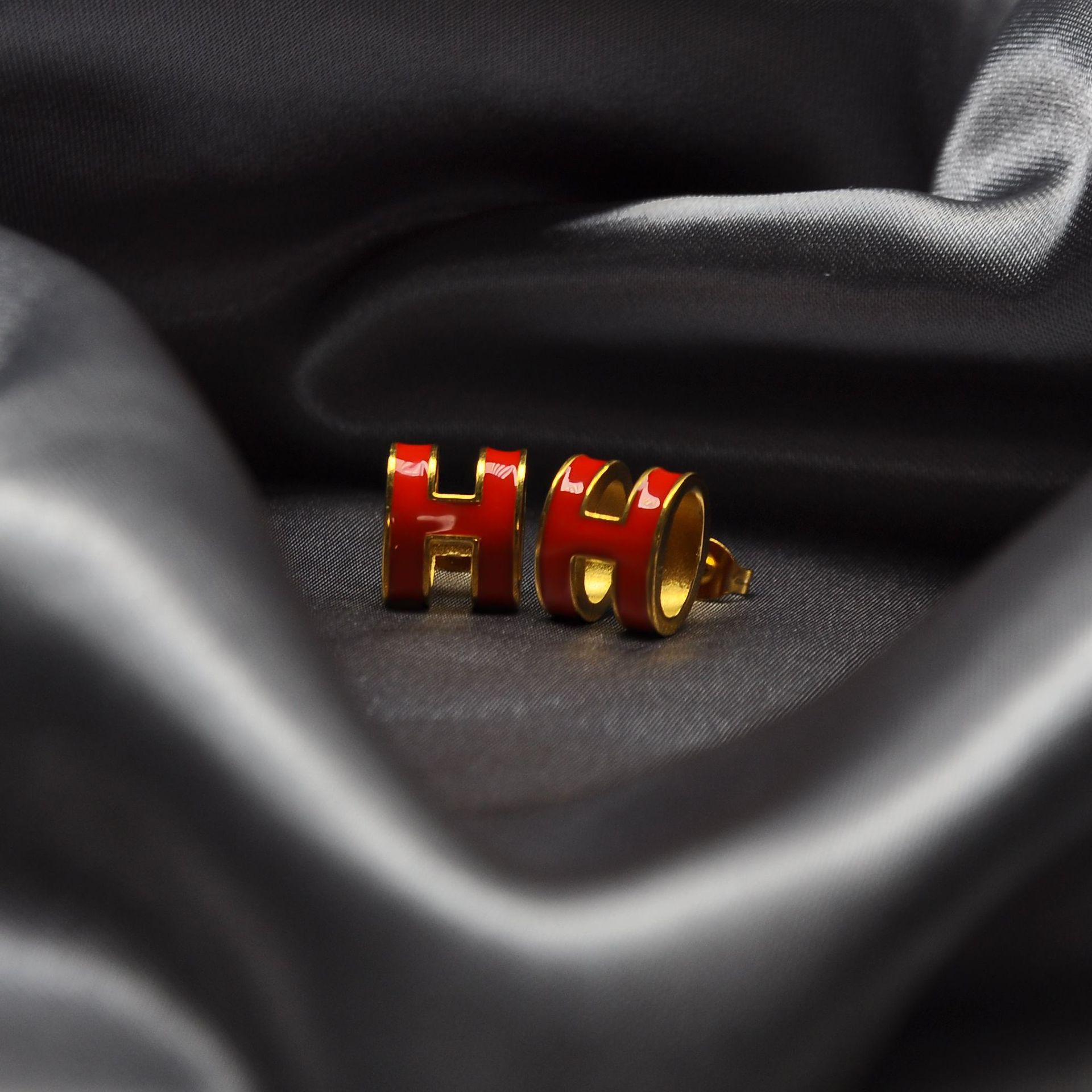 Jewelry Earring Exquisitely Crafted, Fashionable Trendy Ladies Round Stud Earrings: Lustrous Enamel Adorns Sleek Versatile Metal Posts