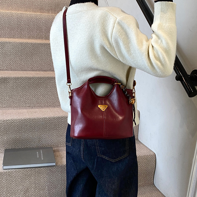 Trendy Korean Style Fashion Casual Soft Leather Dumpling Bag British Style Casual Oil Wax Leather Tote Bag