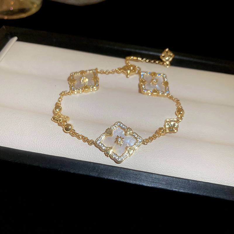 Luxury Brand Designer Jewelry Super Flash Diamond Set Four Petal Flower Bracelet, Niche And Cool Style Bracelet, High-end Women's Fashion Accesso